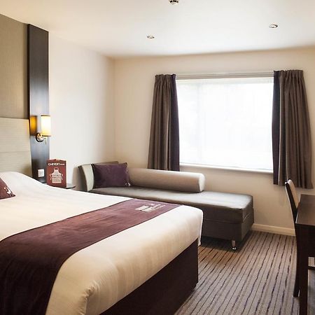 Premier Inn Чичестър Екстериор снимка