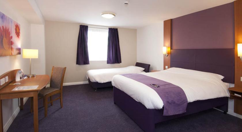 Premier Inn Чичестър Стая снимка