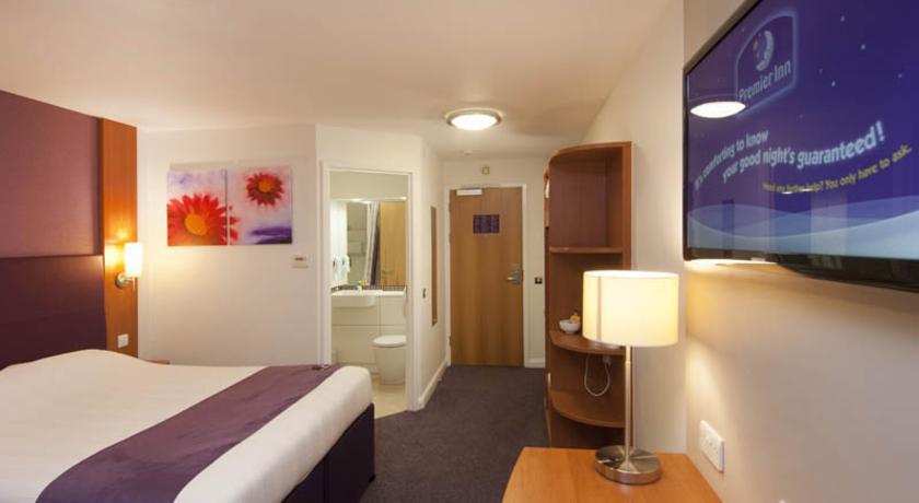 Premier Inn Чичестър Екстериор снимка