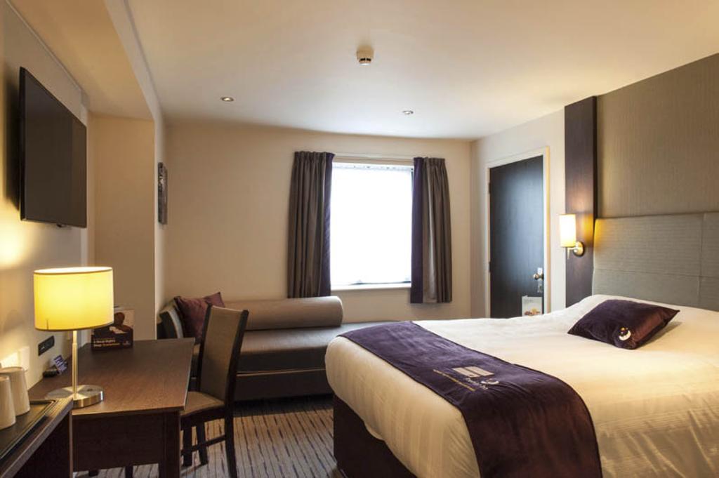 Premier Inn Чичестър Екстериор снимка