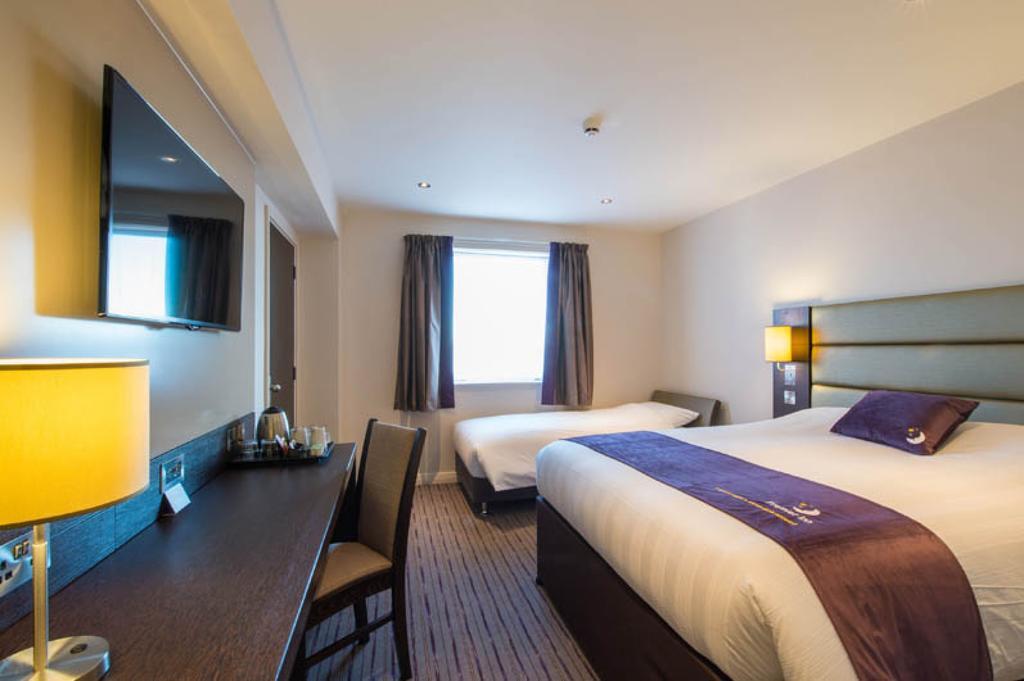 Premier Inn Чичестър Екстериор снимка