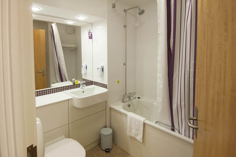 Premier Inn Чичестър Екстериор снимка