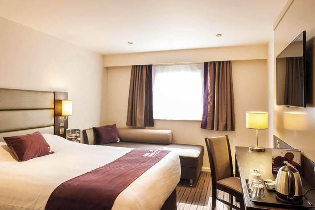 Premier Inn Чичестър Екстериор снимка
